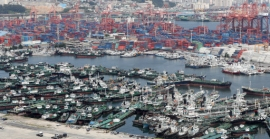 Ships are docked at Pier 5 at Busan Port in preparation for the arrival of Typhoon Francisco, which is expected to land on the Korean Peninsula on Tuesday night. (Yonhap)