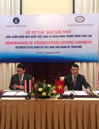 Veerathai Santiprabhob, Governor of the Bank of Thailand (BOT) (left), and his counterpart, Le Minh Hung, Governor of the State Bank of Vietnam (SBV) signed two Memoranda of Understanding during the bilateral meeting on 5 August 2019 in Hanoi. Photo by BOT