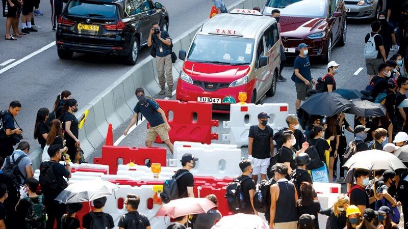 Protesters set up barricades outside Central Government Offices on Harcourt Road on Aug 5, 2019. (PHOTO / CHINA DAILY)