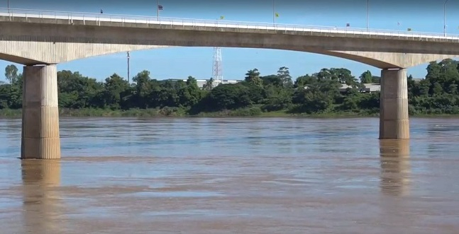 Mekong rises two metres in a day, workers scramble to get out of the way Mekong rises two metres in a day, workers scramble to get out of the way