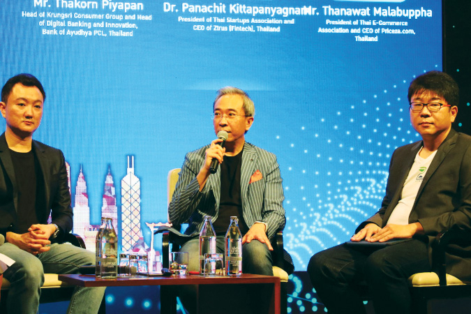 Centre, Thakorn Piyapan, head of Krungsri Consumer Group and head of Digital Banking & Innovation Division./Photo by The Nation