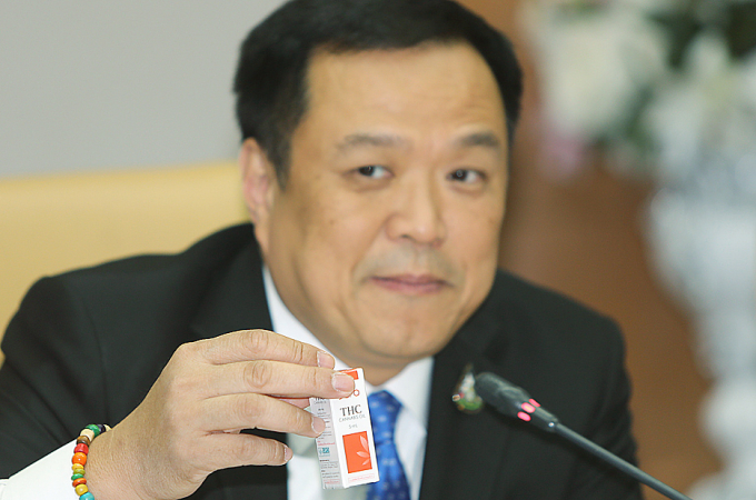 Nation/Pramote Putthaisong Public Health Minister Anutin Chanvirakul holds up a bottle of cannabis oil during a press conference at the ministry’s head office in Nonthaburi province on Wednesday.