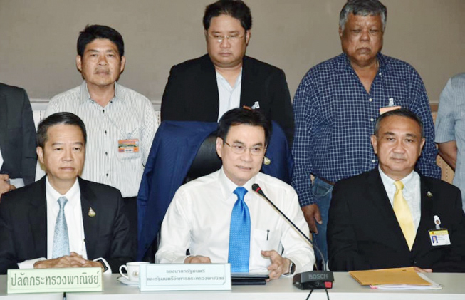 Palm oil talks finalise price guarantee of Bt4 per kilogram Palm oil talks finalise price guarantee of Bt4 per kilogram