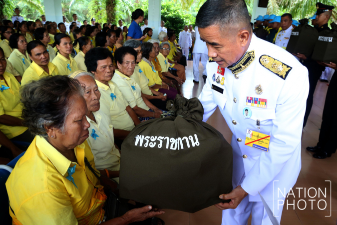King provides aid to Songkhla forest-fire victims King provides aid to Songkhla forest-fire victims