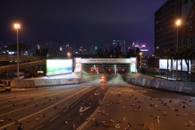 Protesting flash mobs cause chaos in Hong Kong Protesting flash mobs cause chaos in Hong Kong