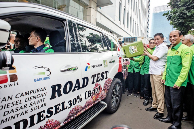 Energy and Mineral Resources Minister Ignasius Jonan, second right, accompanied by Deputy Minister Arcandra Tahar, right, fills a car with 30 per cent biodiesel fuel during the launch of a road test for the palm oil-based biofuel in Jakarta. (Photo: Antara)
