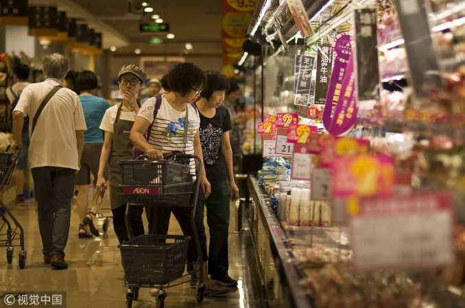Consumers browse products at a supermarket in Guangzhou, Guangdong province. (Photo/VCG)