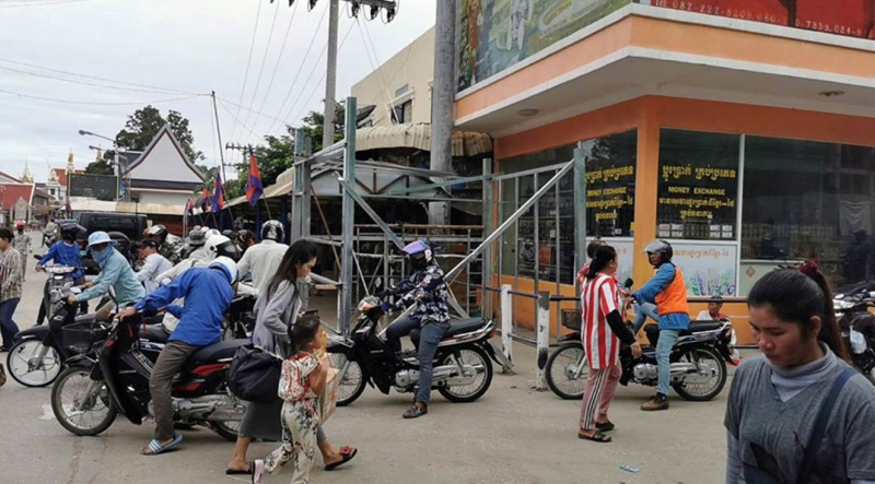 New regulations behind long queues as Sa Kaew border checkpoint bordering Cambodia New regulations behind long queues as Sa Kaew border checkpoint bordering Cambodia