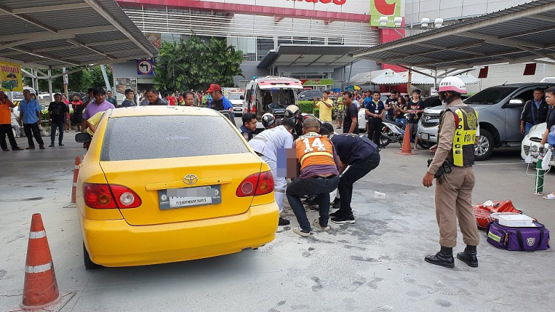 Taxi driver sets himself on fire Taxi driver sets himself on fire