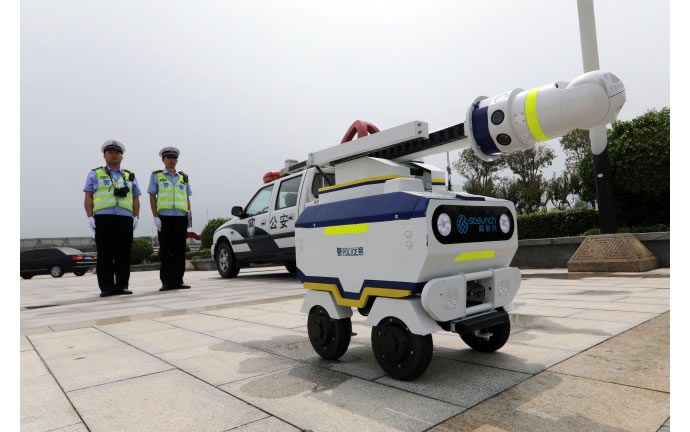 Robot traffic police now on the job in North China Robot traffic police now on the job in North China