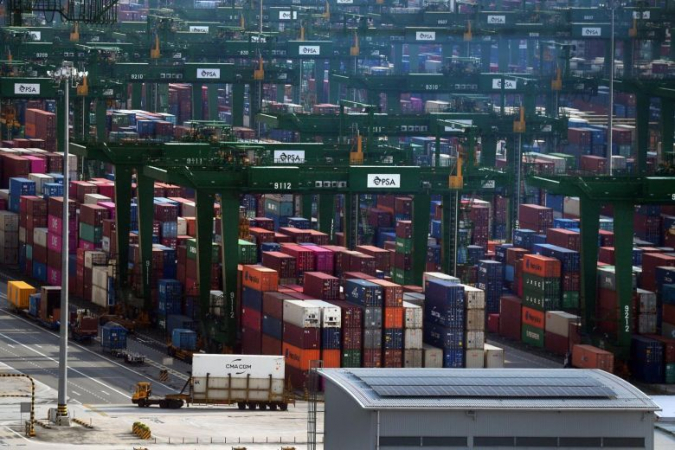 Exports to all of Singapore's top 10 markets fell, except to the US. Leading the decline were falling shipments to Japan, Malaysia and Hong Kong. (ST PHOTO: KUA CHEE SIONG)