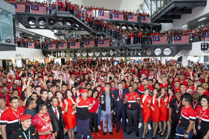 AirAsia reshuffles leadership as it shows Dr M the future of air travel AirAsia reshuffles leadership as it shows Dr M the future of air travel
