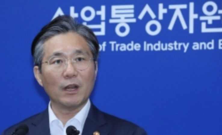 This photo, taken on Aug. 12, 2019, shows Trade Minister Sung Yun-mo speaking at a press briefing in the administrative city of Sejong over South Korea`s move to remove Japan from its list of trusted trading partners. (Yonhap)