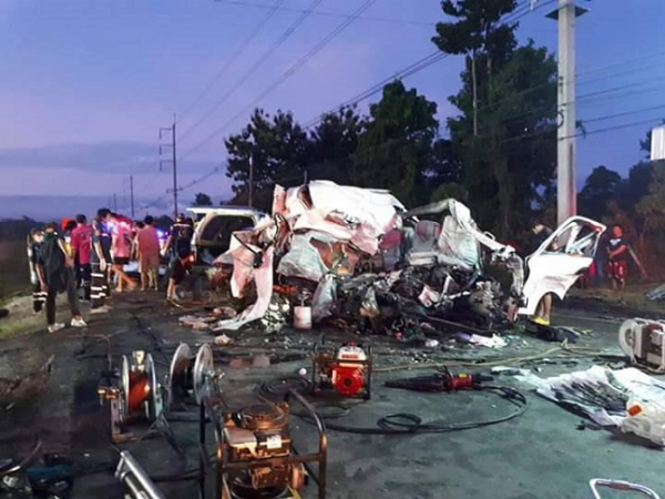 Van collision with truck leaves 11 dead Van collision with truck leaves 11 dead