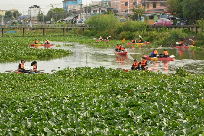 Thammasat teachers, students clean garbage from canal Thammasat teachers, students clean garbage from canal