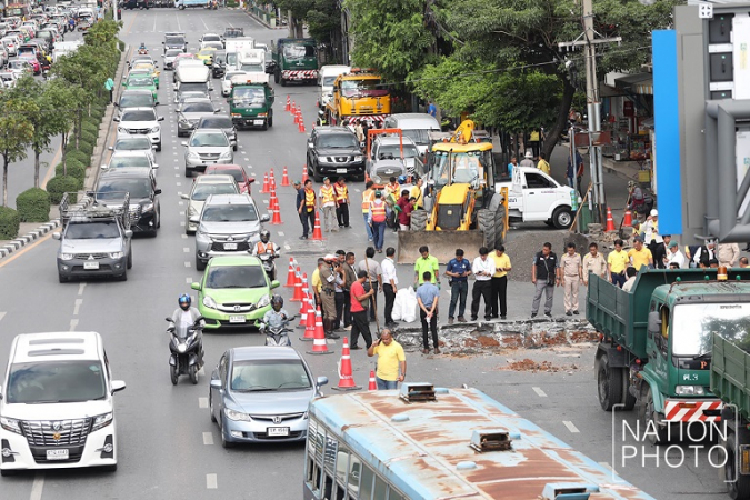 Urgent repair of sinkhole brings Rama IV Road to a standstill Urgent repair of sinkhole brings Rama IV Road to a standstill