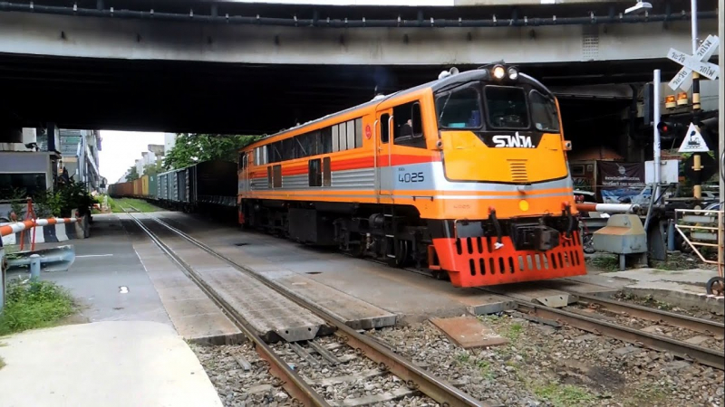 Police hunt for two thieves blamed for train derailment in Phetchaburi Police hunt for two thieves blamed for train derailment in Phetchaburi