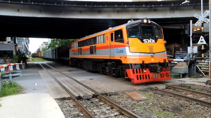 Police hunt for two thieves blamed for train derailment in Phetchaburi