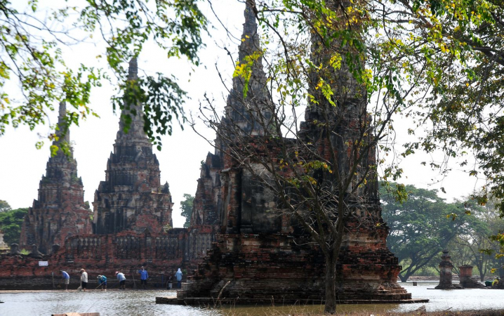 Cyber brickbats thrown as wall at ancient Ayutthaya wall comes down Cyber brickbats thrown as wall at ancient Ayutthaya wall comes down