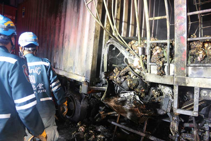 Two burned to death along with 1,000 chickens in fiery Pathum Thani crash Two burned to death along with 1,000 chickens in fiery Pathum Thani crash