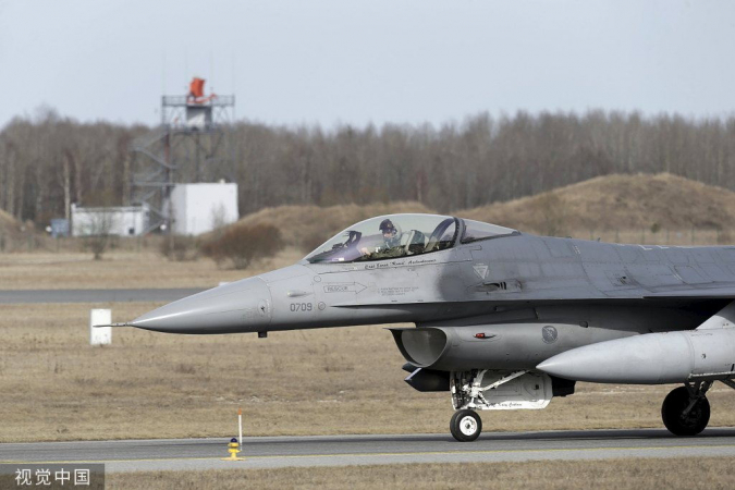 A US Air Force's F-16 fighter lands in Amari air base in Estonia on March 26, 2015. [Photo/VCG]