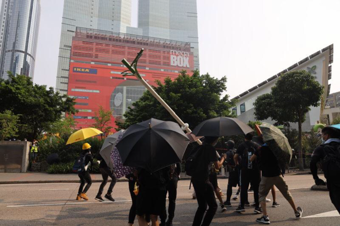 Police disperse protesters in Kwun Tong Police disperse protesters in Kwun Tong