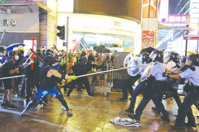 Govt: HK on verge of extreme danger Govt: HK on verge of extreme danger