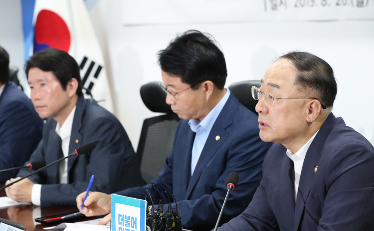 
Deputy Prime Minister and Finance Minister Hong Nam-ki (right) speaks Monday in a meeting with lawmakers of the ruling Democratic Party on the state budget plan for next year. (Yonhap)

