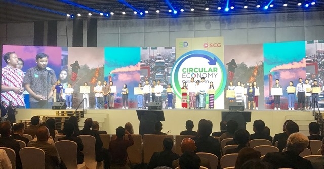 Students from Vietnam and other ASEAN member countries raise their voice against climate change at the 10th Sustainable Development Symposium titled “Circular Economy: The Collaboration for Action” held yesterday in Bangkok yesterday. (Photo/VNS)