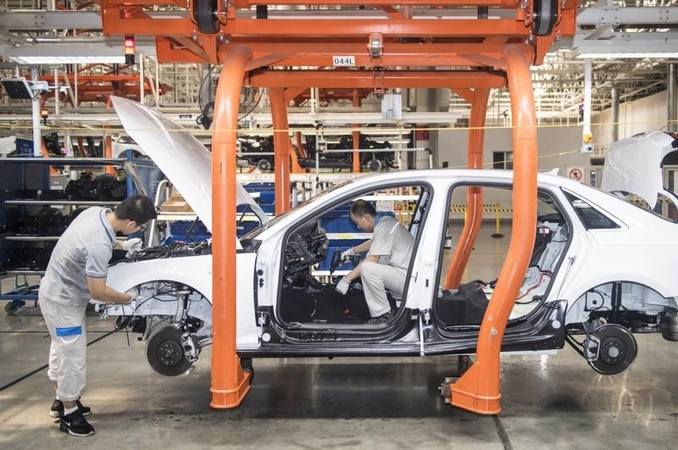 Front line staff members assemble an automobile at the First Automobile Works in Changchun, northeast China's Jilin province, July 9, 2019. (PHOTO / XINHUA)

