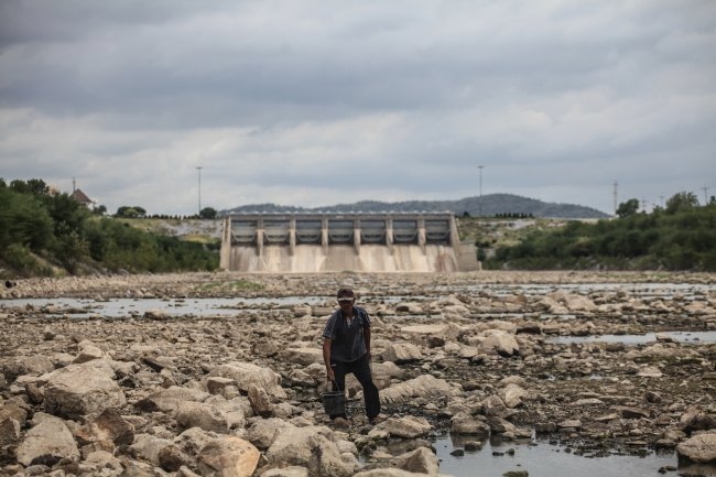 Governor leads bid to solve drought, flooding problems Governor leads bid to solve drought, flooding problems