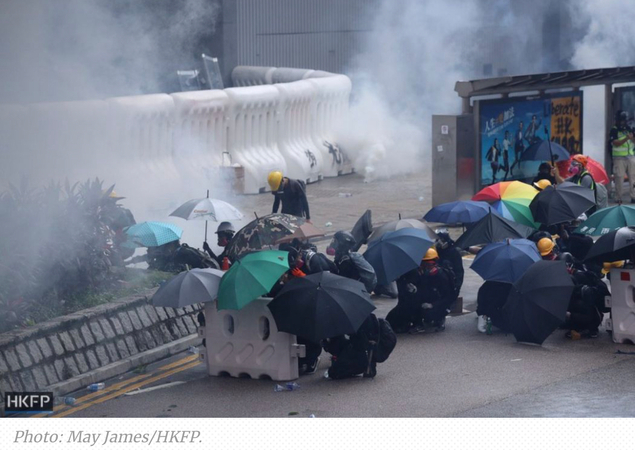 Police fire water cannons, tear gas after Hong Kong protesters occupy major roads despite warning Police fire water cannons, tear gas after Hong Kong protesters occupy major roads despite warning