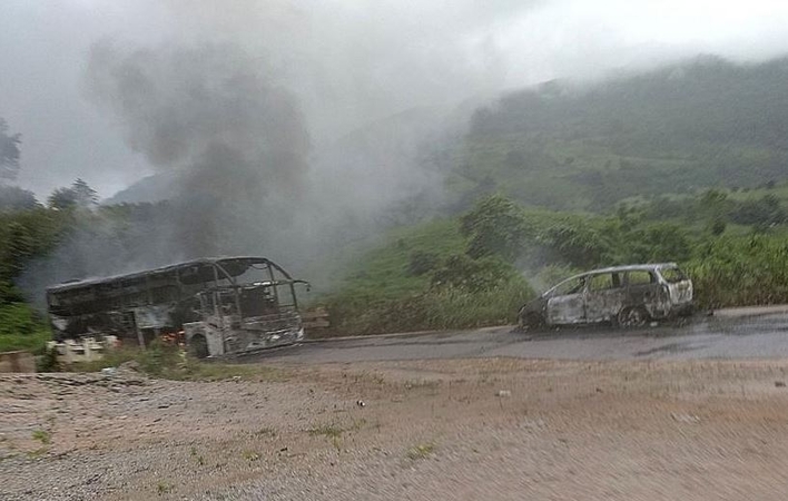 Northern resistance allies in Myanmar set fire to three vehicles and a motorcycle on union road - El Northern resistance allies in Myanmar set fire to three vehicles and a motorcycle on union road - El