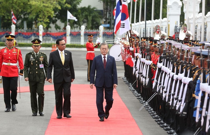 Prayut and President Moon Jae-in reviews military honor guards (See gallery) Prayut and President Moon Jae-in reviews military honor guards (See gallery)