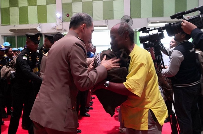 King brings relief to Khon Kaen flood victims King brings relief to Khon Kaen flood victims
