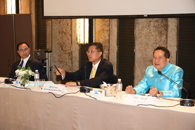 Committee calls for action against strong baht to improve economic performance Committee calls for action against strong baht to improve economic performance