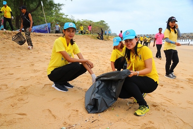 Phang Nga group removes huge quantities of garbage from beach Phang Nga group removes huge quantities of garbage from beach