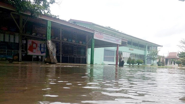 Floods cause three Phichit schools to close Floods cause three Phichit schools to close