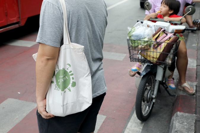 Old habits die hard: Stores try to cut down on plastic bags, but shoppers remain stubborn Old habits die hard: Stores try to cut down on plastic bags, but shoppers remain stubborn