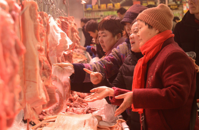 Citizens in Zhengzhou buy pork at a local supermarket, Jan 27, 2019. [Photo/IC]
