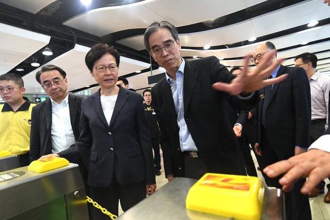Adi Lau Tin-shing (right), operations director of MTR Corp, on Monday shows Hong Kong Chief Executive Carrie Lam Cheng Yuet-ngor the damage done to the Central station after rioters smashed facilities and started fires at the bustling station the day before. (PROVIDED TO CHINA DAILY)