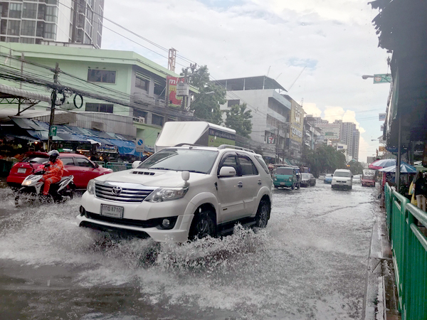 Bang Na intersection, Soi Udomsuk flood – again and again Bang Na intersection, Soi Udomsuk flood – again and again