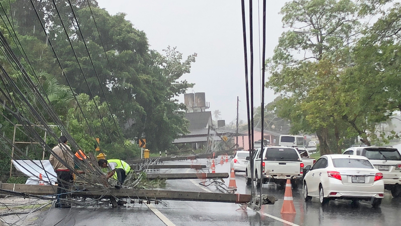 26 power poles fall, block Nonthaburi roads 26 power poles fall, block Nonthaburi roads