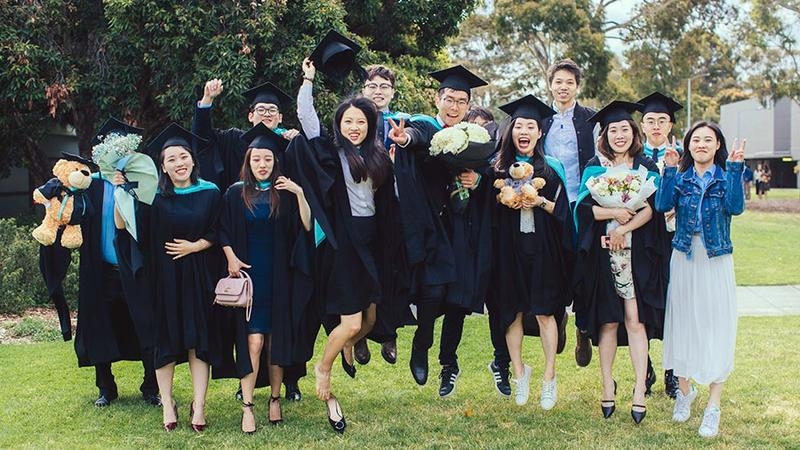 Students pose for a graduation photo at Monash University in Melbourne, Australia, last year. (ZHANG XIAOLI / FOR CHINA DAILY)
