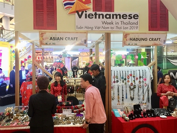 Customers visit a Vietnamese booth at the “Vietnamese Week in Thailand 2019”, which officially opened on September 18 in Bangkok, Thailand. — VNS Photo Linh Anh