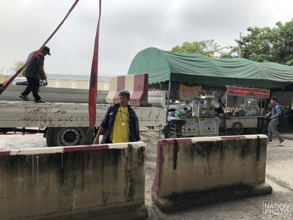 State Railway fences merchants out of local Mor Chit market State Railway fences merchants out of local Mor Chit market