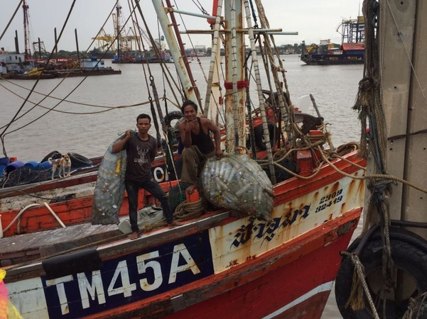 Fishermen should play key role in limiting sea garbage, says official Fishermen should play key role in limiting sea garbage, says official