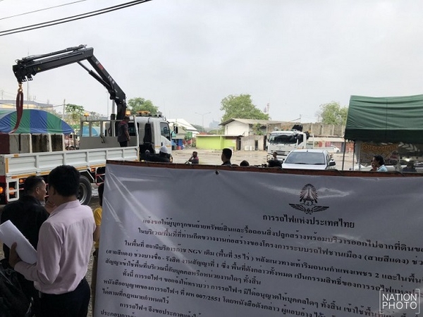 SRT officials, police show up to evict vendors from market in Chatuchak SRT officials, police show up to evict vendors from market in Chatuchak