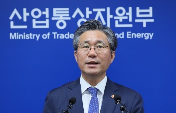 Industry Minister Sung Yun-mo (Yonhap)