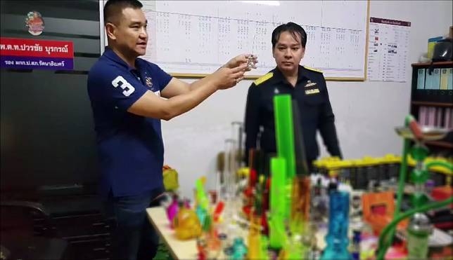 Four arrested for selling e-cigarettes, baraku in Nonthaburi Four arrested for selling e-cigarettes, baraku in Nonthaburi
